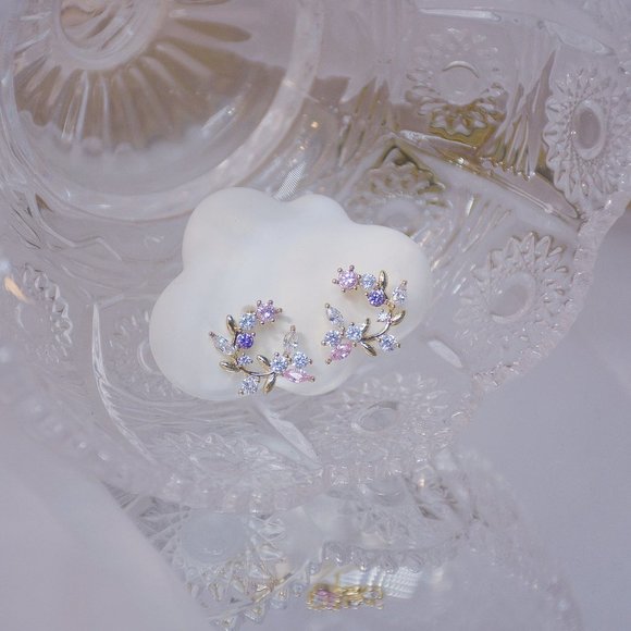 NEW 14K Gold Plated Diamond Leaf Flower Stud Circle Earrings - Picture 2 of 6